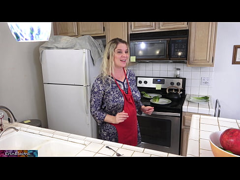 ❤️ Stepmom Mëllech him an der Kichen virun sengem Datum ❌ Russesch Porno bei eis ﹏